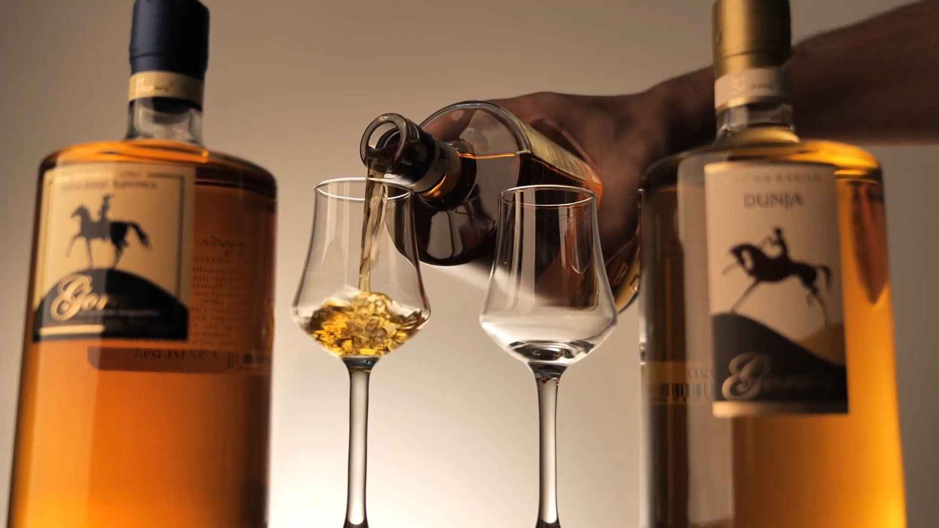 Flaširana rakija Gorda, sa čašama u koje se sipa zlatna tečnost