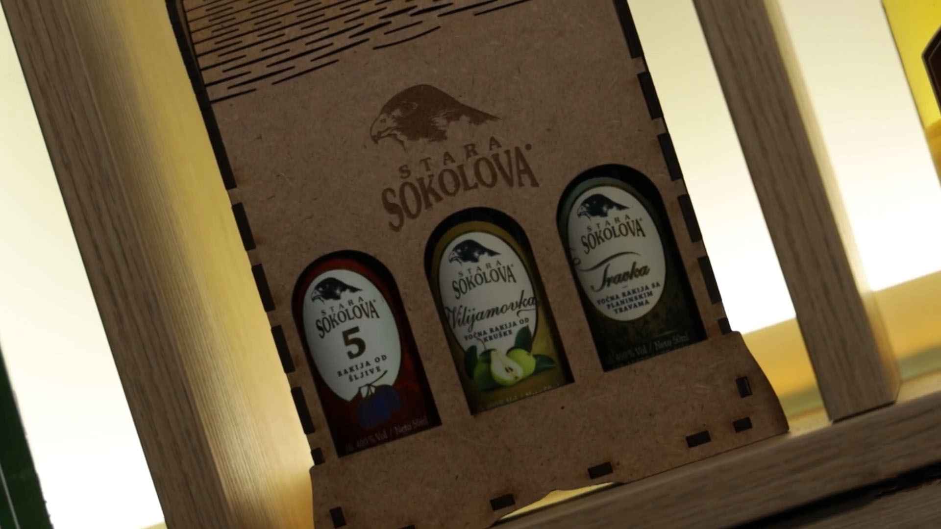 Drvena kutija sa flašama rakije Stara Sokolova: šljivovica, vilijamovka i travarica