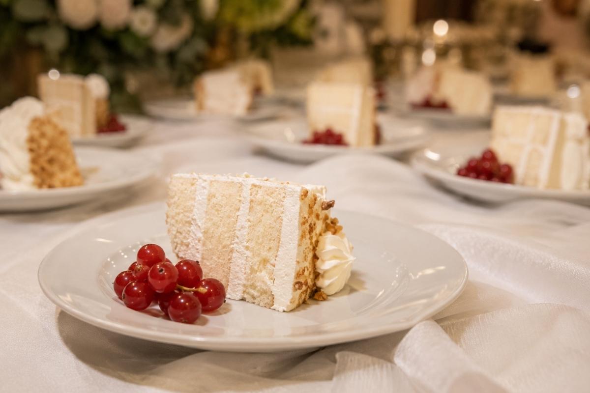 parčići torte servirani na tanjiru